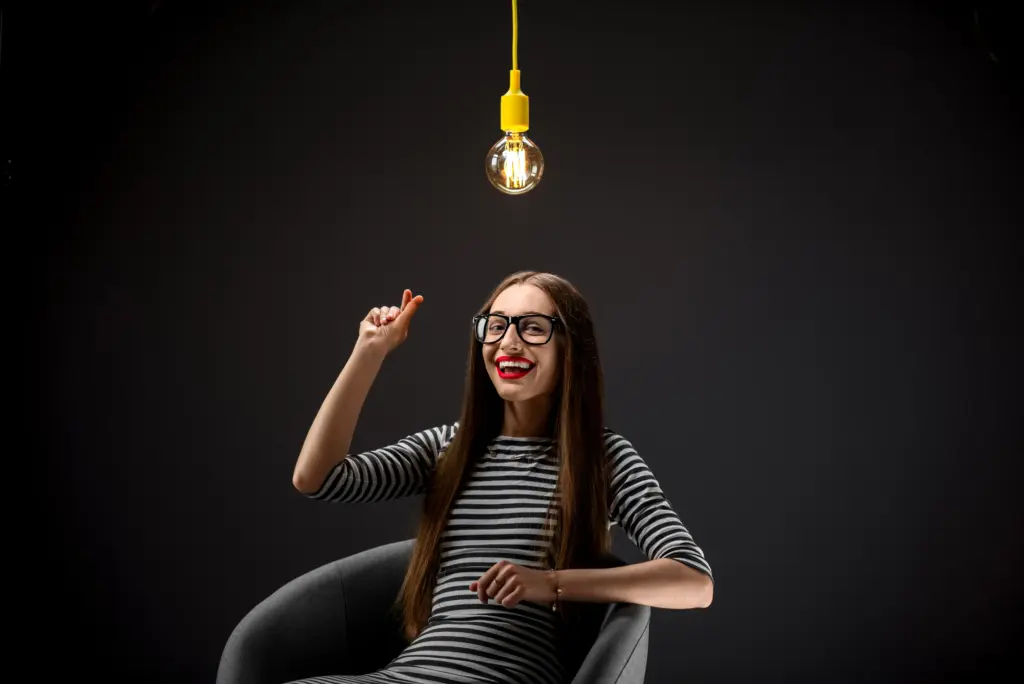 ragazza sorridente con lampadina