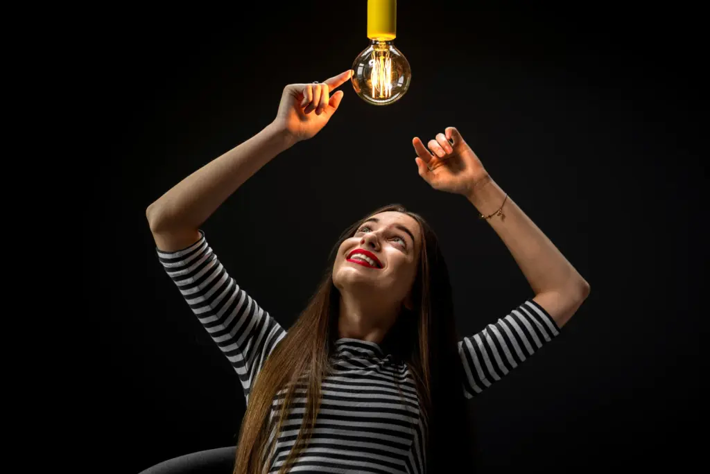 ragazza con lampadina accesa