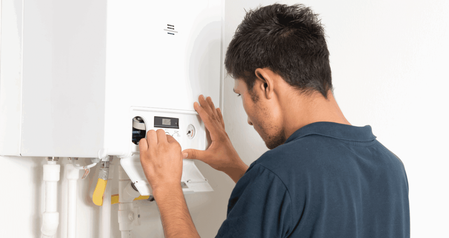 tecnico che fa la revisione di una caldaia