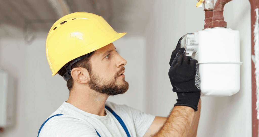 tecnico che installa contatore gas