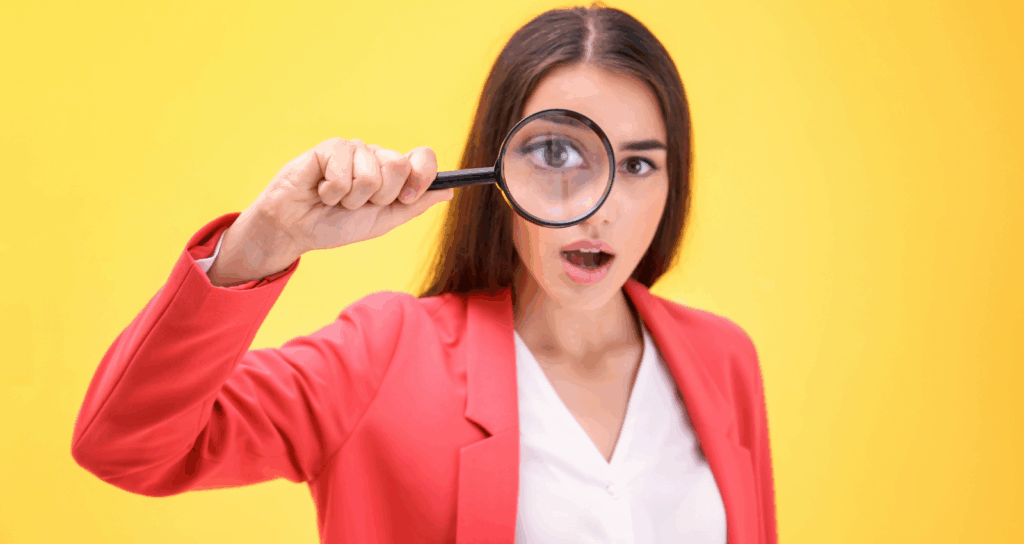 donna con lente di ingrandimento in mano