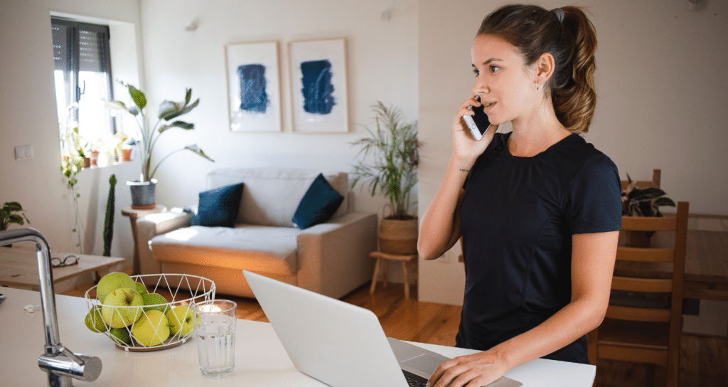 donna che parla al telefono davanti al pc