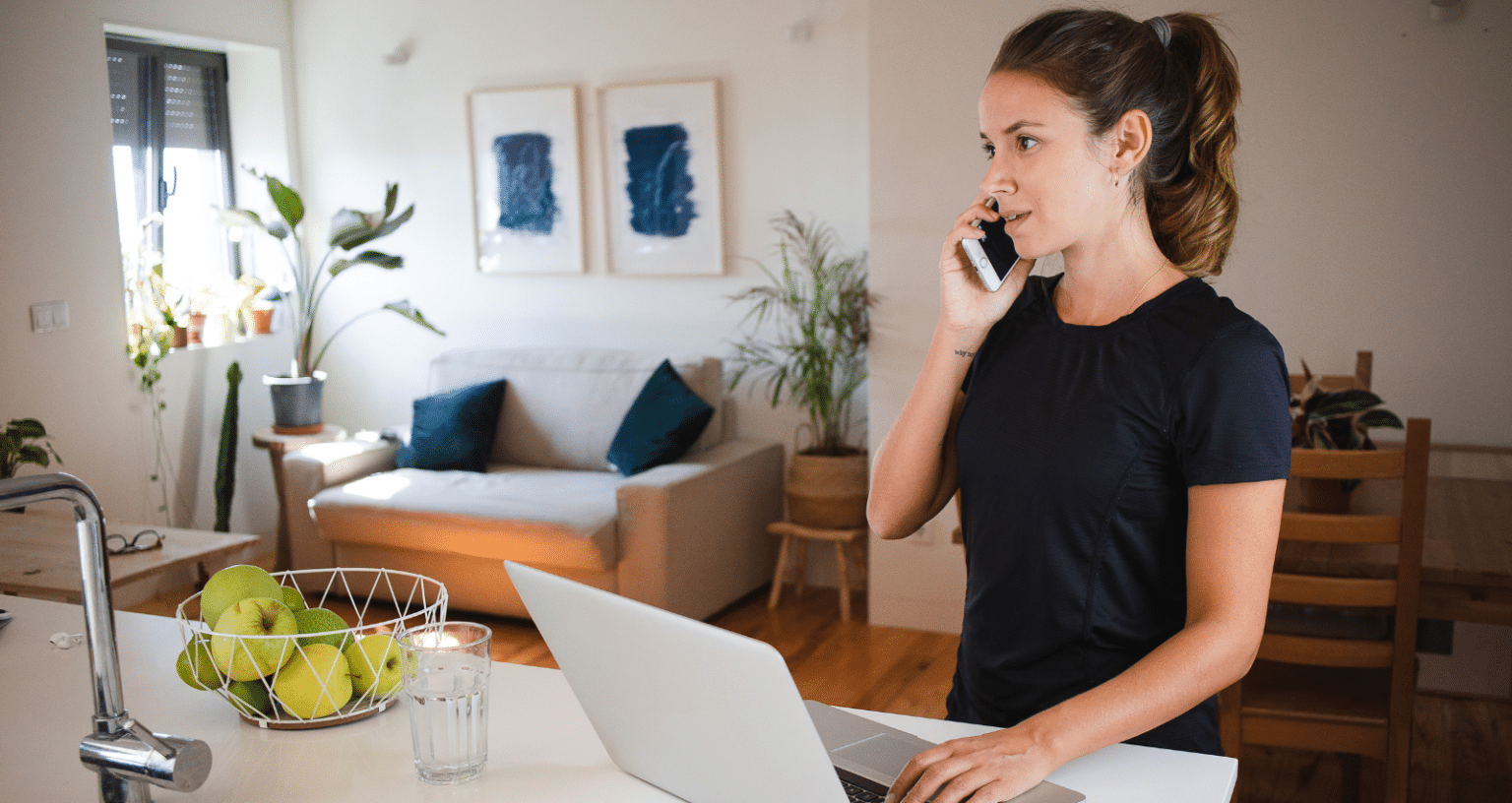 donna che parla al telefono davanti al pc