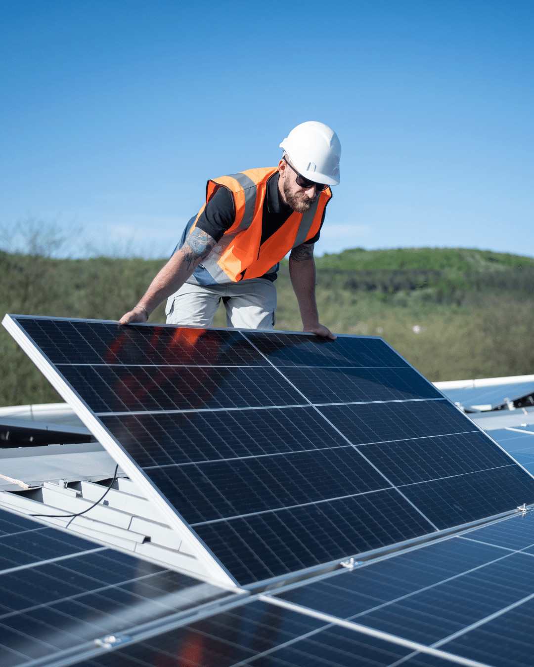 Tecnico durante l'installazione di pannelli fotovoltaici